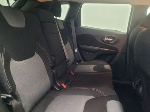 Used 2014 Jeep Cherokee Latitude w/ Cold Weather Group FWD image 19