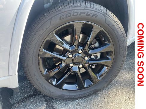 Used 2021 Jeep Grand Cherokee Laredo X AWD/4WD image 4