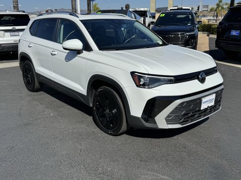 Used 2025 Volkswagen Taos SE image 2