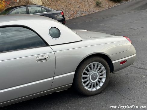 Used 2004 Ford Thunderbird image 26