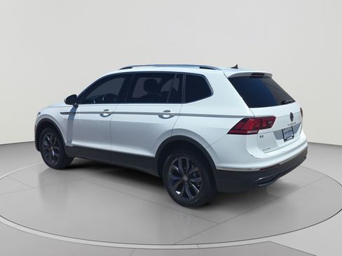 Used 2022 Volkswagen Tiguan SE w/ Panoramic Sunroof Package FWD image 3