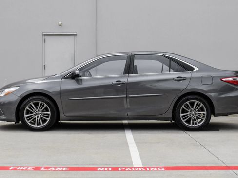 Used 2017 Toyota Camry SE w/ Protection Package (Q2) FWD image 16