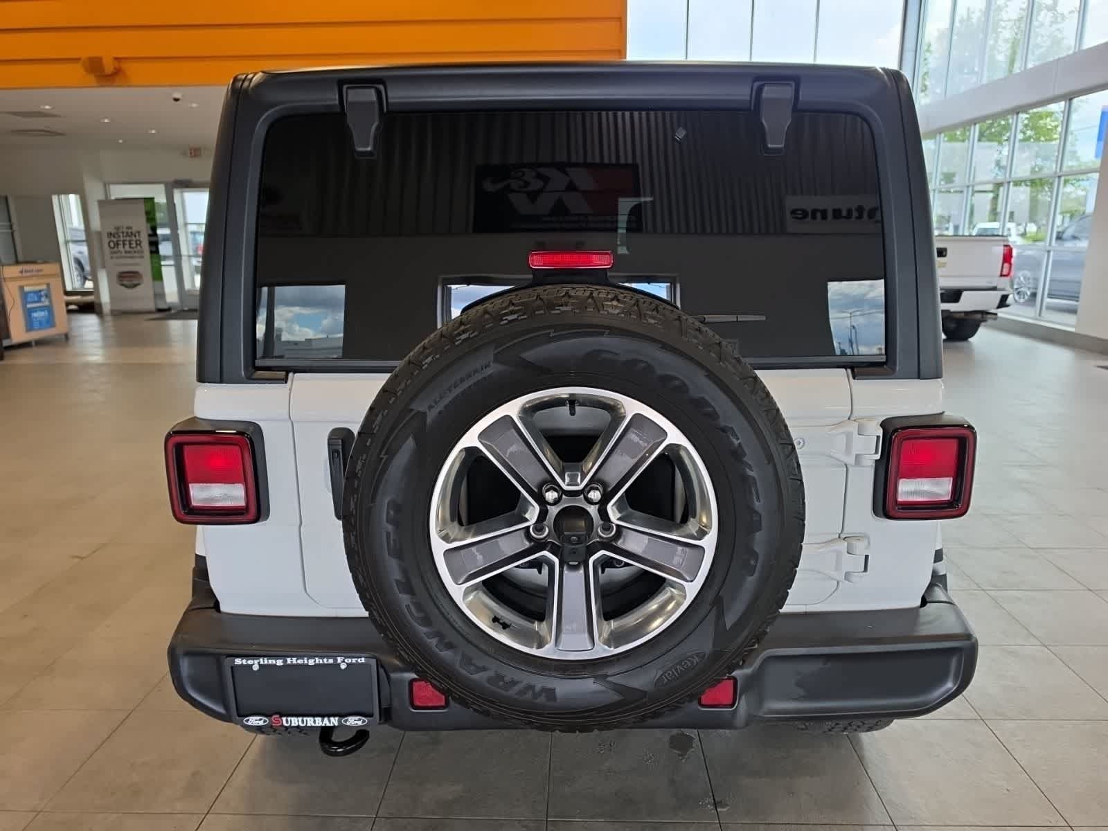 Used 2022 Jeep Wrangler Unlimited Sahara w/ Cold Weather Group AWD/4WD image 9