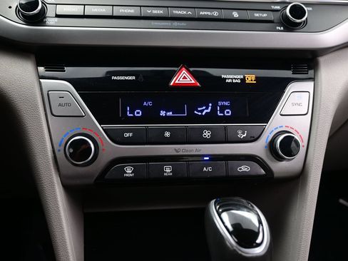 Used 2017 Hyundai Elantra Limited FWD image 18