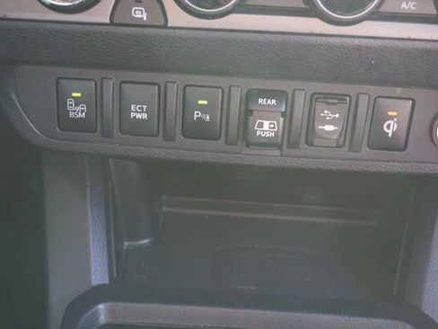 Used 2018 Toyota Tacoma TRD Off-Road AWD/4WD image 14