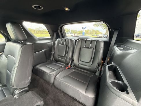 Used 2018 Ford Explorer XLT w/ Equipment Group 202A AWD/4WD image 26