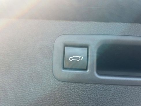Used 2023 Toyota Highlander LE AWD/4WD image 11