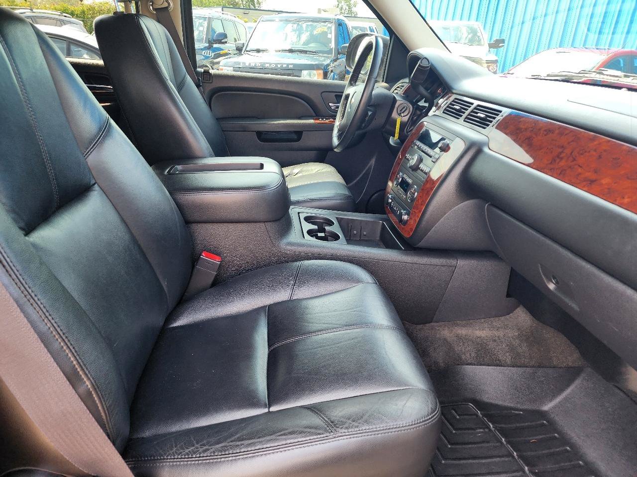 Used 2013 Chevrolet Suburban LT w/ Luxury Package AWD/4WD image 32