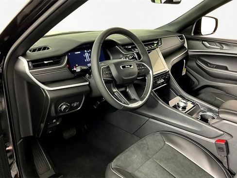 New 2025 Jeep Grand Cherokee Altitude image 8