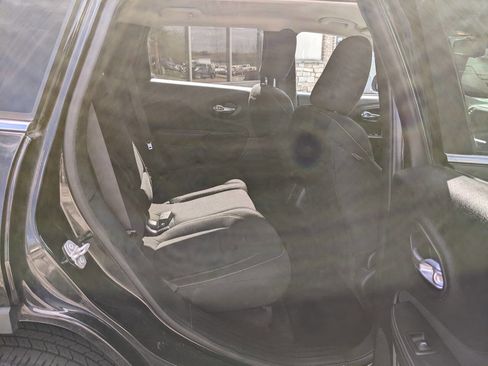 Used 2016 Jeep Cherokee Latitude w/ Cold Weather Group AWD/4WD image 16
