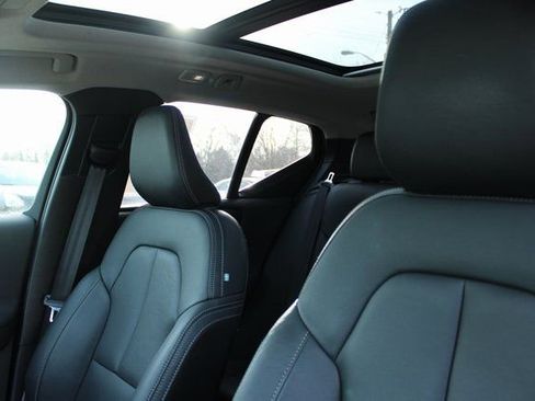 Used 2025 Volvo XC40 B5 Plus image 15