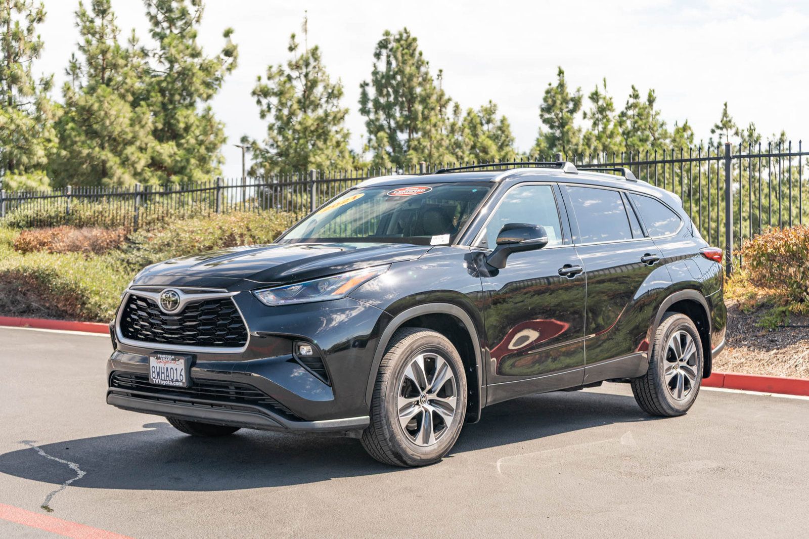 Certified 2021 Toyota Highlander XLE AWD/4WD image 3