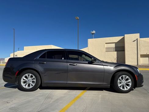 Used 2022 Chrysler 300 Touring image 6