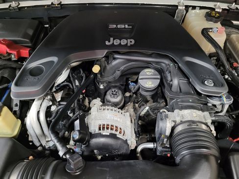 Used 2018 Jeep Wrangler Unlimited Sahara w/ Cold Weather Group image 30