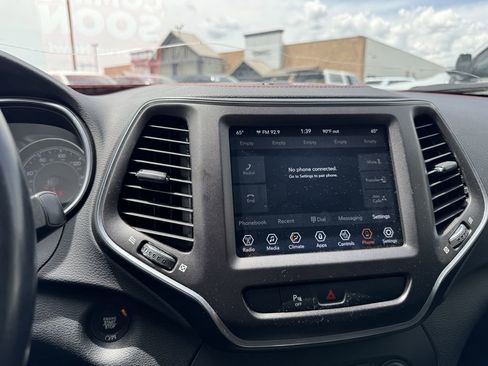 Used 2020 Jeep Cherokee Trailhawk w/ Cold Weather Group AWD/4WD image 12