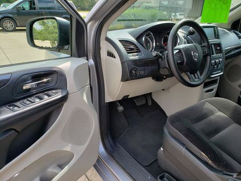 Used 2018 Dodge Grand Caravan SE w/ UConnect Hands-Free Group FWD image 10