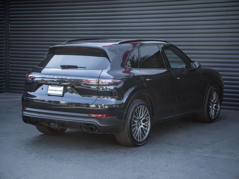 Certified 2023 Porsche Cayenne Platinum Edition image 10