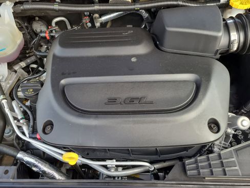 Used 2024 Chrysler Pacifica Touring-L image 17