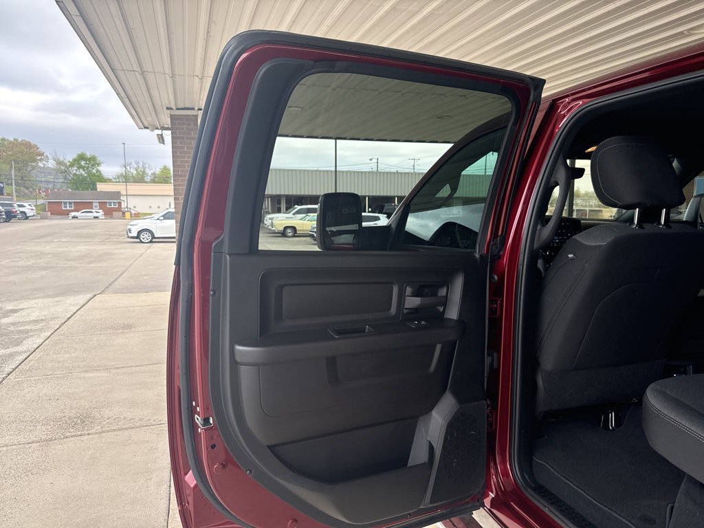 Used 2024 RAM 3500 Tradesman w/ Chrome Appearance Group AWD/4WD image 18