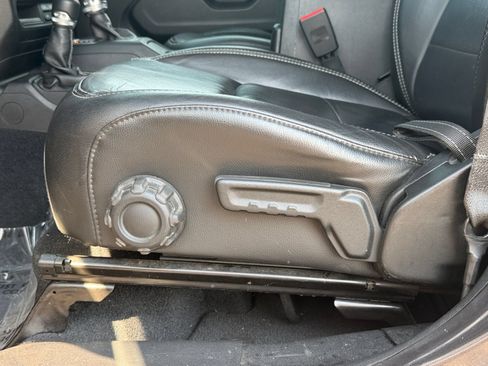 Used 2018 Jeep Wrangler Unlimited Sahara AWD/4WD image 23
