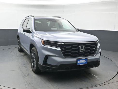 Certified 2025 Honda Pilot Sport image 9