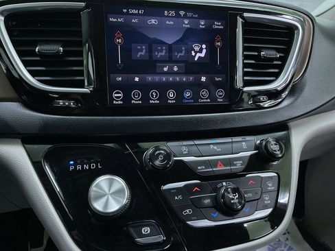 Used 2018 Chrysler Pacifica Touring-L Plus w/ Tire & Wheel Group image 23