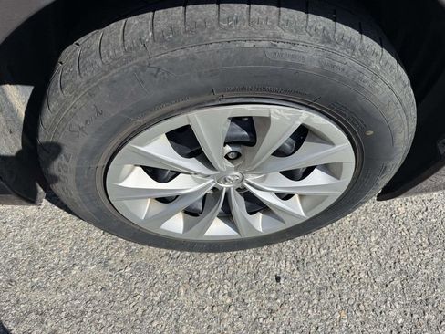 Used 2015 Toyota Camry LE image 10