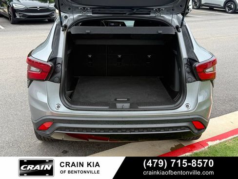 Used 2025 Chevrolet Trax RS w/ Sunroof Package FWD image 30