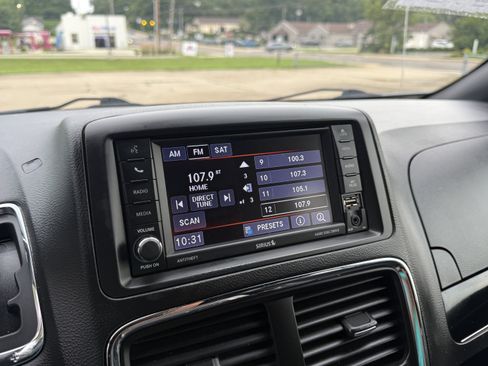Used 2019 Dodge Grand Caravan SXT FWD image 19