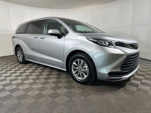 Used 2024 Toyota Sienna LE image 2