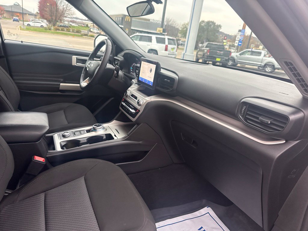 Used 2023 Ford Explorer XLT AWD/4WD image 37