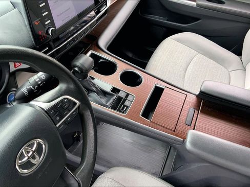 Used 2021 Toyota Sienna LE image 15