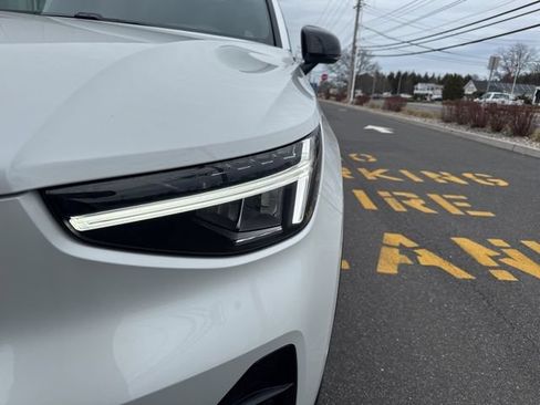 Certified 2025 Volvo XC40 B5 Plus AWD/4WD image 7