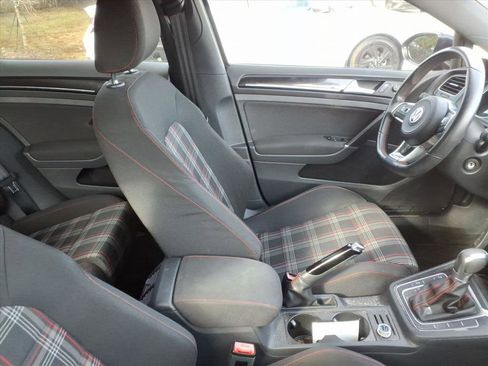 Used 2017 Volkswagen Golf S image 11