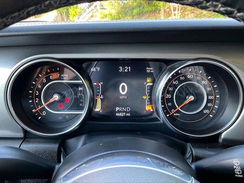 Certified 2022 Jeep Wrangler Unlimited Sahara w/ Cold Weather Group AWD/4WD image 10