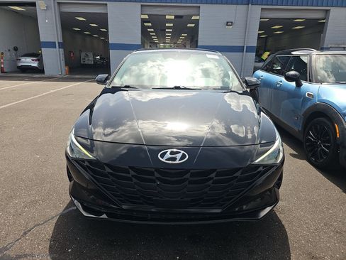 Used 2022 Hyundai Elantra SEL w/ Convenience Package FWD image 2