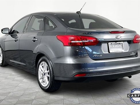 Used 2016 Ford Focus SE w/ SE Power Seat Package image 4