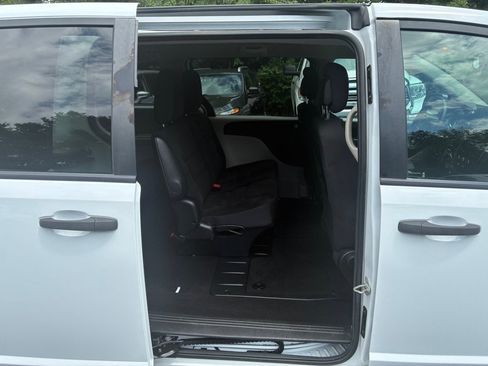 Used 2019 Dodge Grand Caravan SE FWD image 16