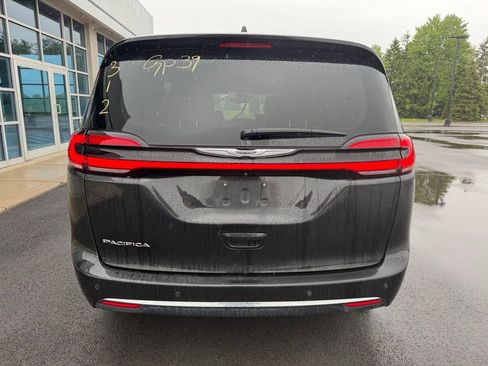 Used 2023 Chrysler Pacifica Touring-L FWD image 6