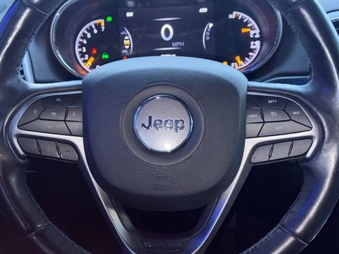 Used 2019 Jeep Grand Cherokee Laredo image 16