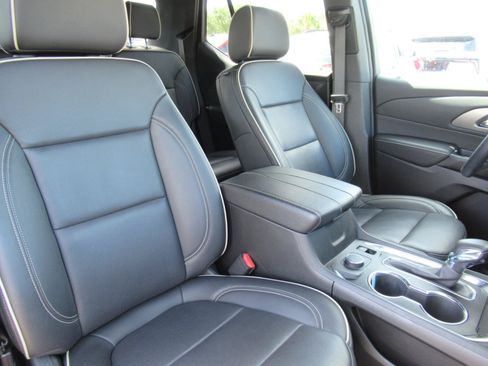 Used 2023 Chevrolet Traverse Premier FWD image 10