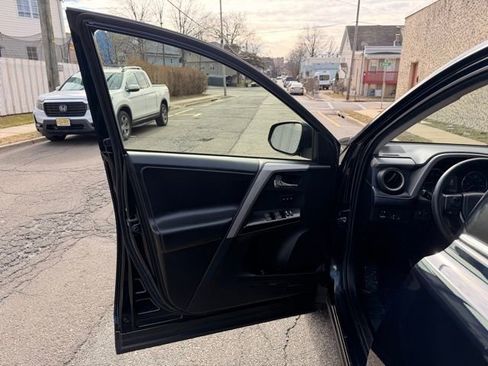 Used 2018 Toyota RAV4 Limited image 17