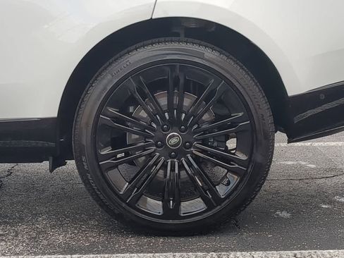 Used 2025 Land Rover Range Rover Long Wheelbase SE image 13