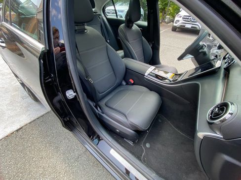 Used 2025 Mercedes-Benz C 300 4MATIC Sedan image 28