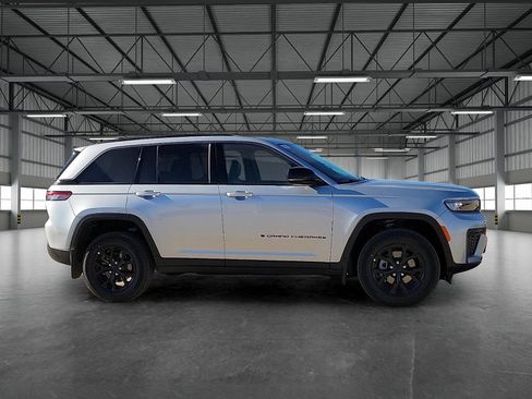 New 2026 Jeep Grand Cherokee Altitude image 5