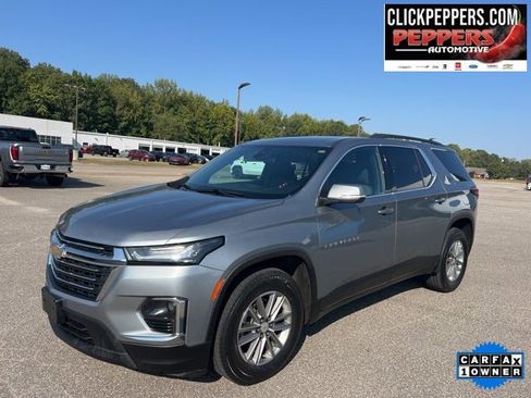 Used 2023 Chevrolet Traverse LT image 1