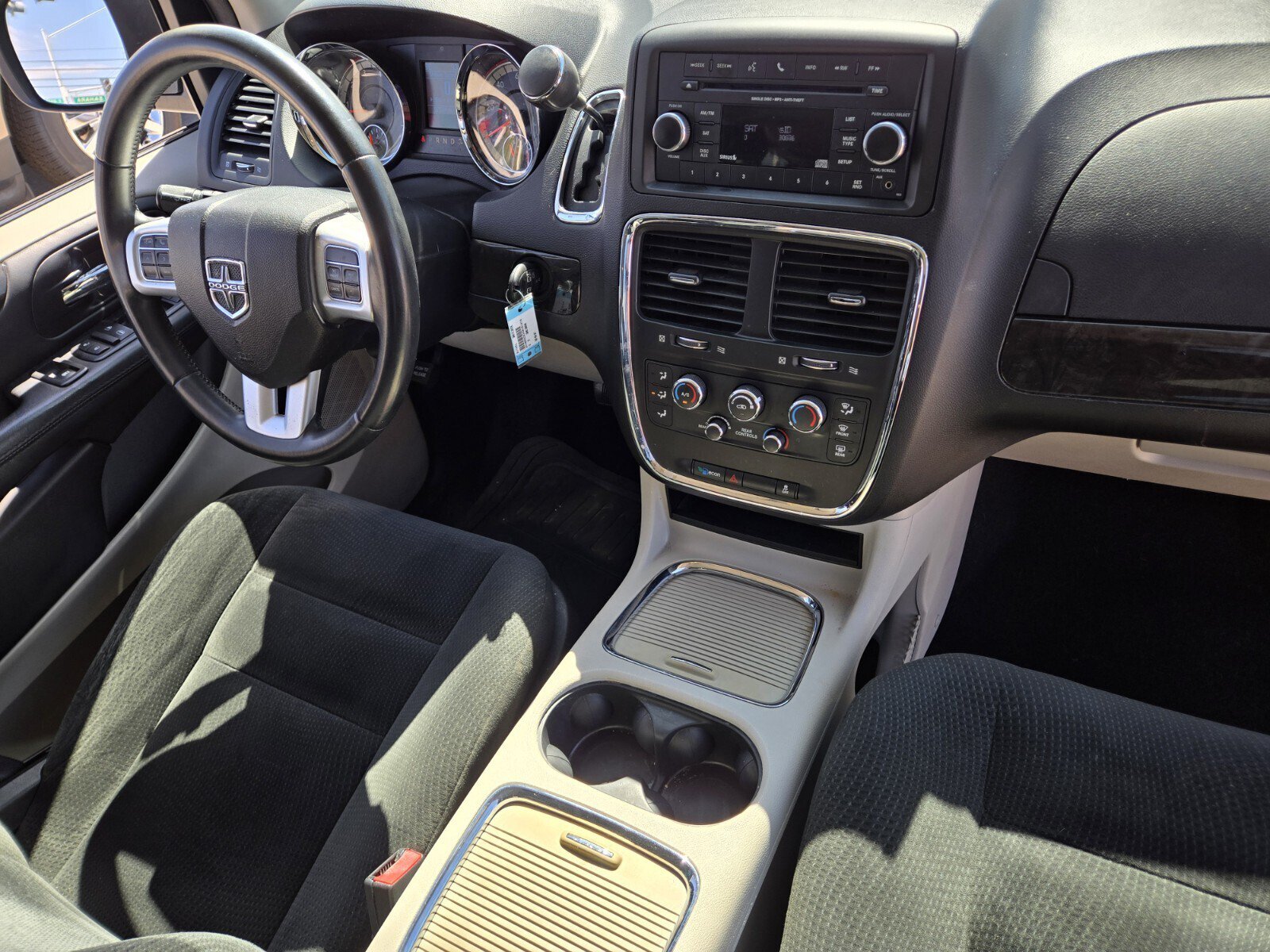 Used 2016 Dodge Grand Caravan SXT w/ UConnect Hands-Free Group FWD image 14