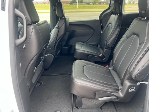 New 2026 Chrysler Pacifica Select image 23