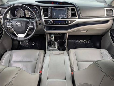 Used 2018 Toyota Highlander XLE AWD/4WD image 17