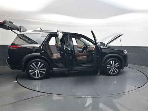 Certified 2025 Nissan Pathfinder Platinum w/ Cargo Package FWD image 45